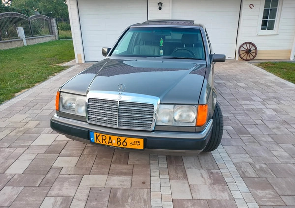 Mercedes-Benz Klasa E cena 23900 przebieg: 297000, rok produkcji 1989 z Rakoniewice małe 154